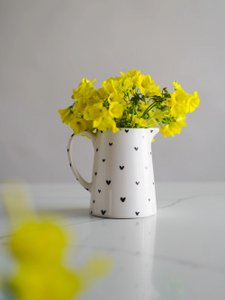 Keramik-Milchkännchen mit schwarzen Herzen – handgefertigte Keramik, hergestellt in Portugal