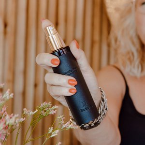 Raumspray mit nordischem Pinienholz und schwarzem Ledergefühl