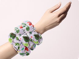 Soft Touch Velvet Scrunchie - Blomstermønster