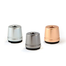 Standard for the Oceonics Safety Razor, a sleek and modern razor stand available in anthracite, chrome, and rose gold finishes. Designed for safe and convenient storage of a safety razor.