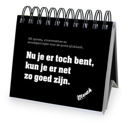 A black and white desk calendar with the text "Nu je er toch bent, kun je er net zo goed zijn." This calendar features a minimalist design and a motivational quote in Swedish.