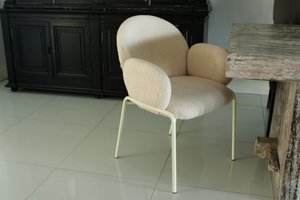 A&B DESIGN Teddy Stoel OFF white Boucle  met moderne Creame Voet