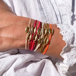 Small golden shell bracelet with various color variants for women and men.