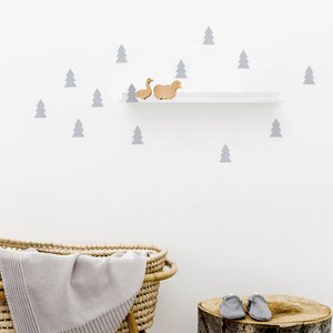 Lange plank met dennenboom