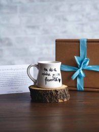 Ceramic mug with text "Tu és a minha pessoa favorita" (You are my favorite person) in Portuguese, on a wooden stand with a blue ribbon.