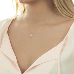 Naszyjnik z krzyżykiem z diamentami, 18-karatowe białe złoto