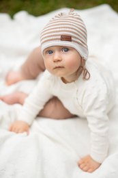  A cozy, white children's cotton sweater with a classic crew neckline and long sleeves. Suitable for casual everyday wear.