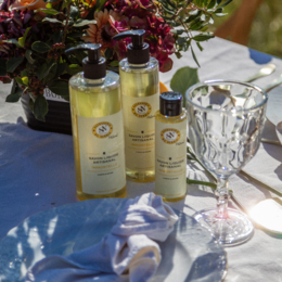 Handmade liquid soap from Corsica, made with immortelle extract. Available in 100ml, 200ml, and 500ml sizes. Features a natural, earthy scent.