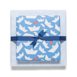 Blauw inpakpapier met papieren boten en strepen - lichtblauw inpakpapier met papieren bootpatroon, ideaal voor kinderverjaardag, doop, geboorte.