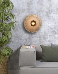 Wandlamp Kalimantan bamboe plat, S is a round, bamboo wall lamp with a woven design. The lamp has a warm, natural aesthetic and would complement a variety of interior styles.