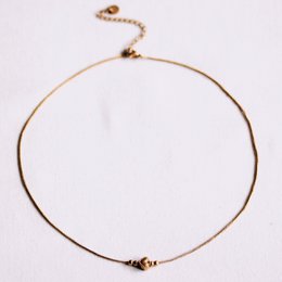Fine snake chain with a detailed heart charm and small beads – gold