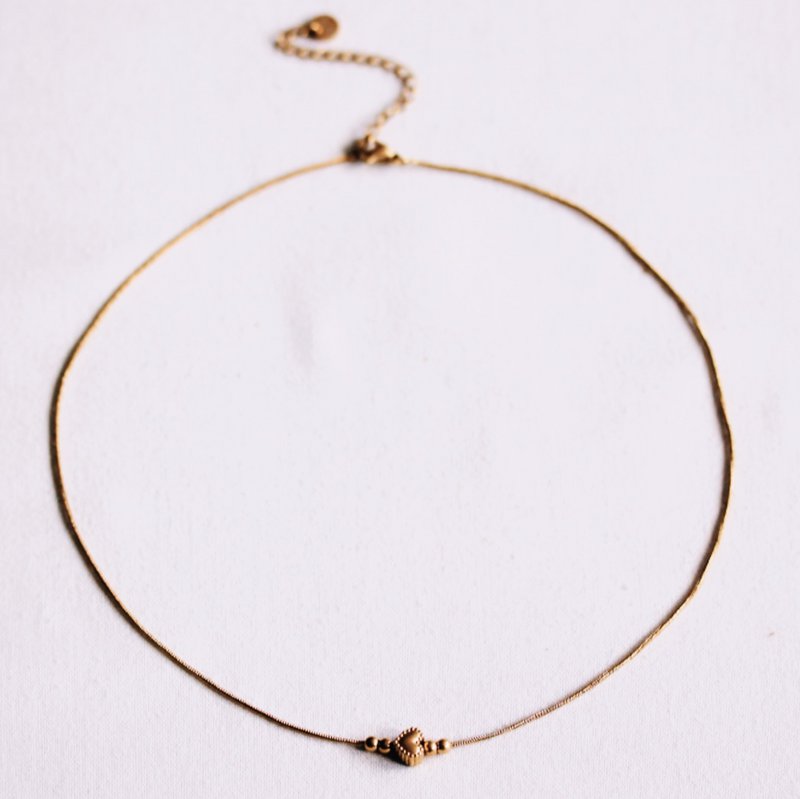 Fine snake chain with a detailed heart charm and small beads – gold