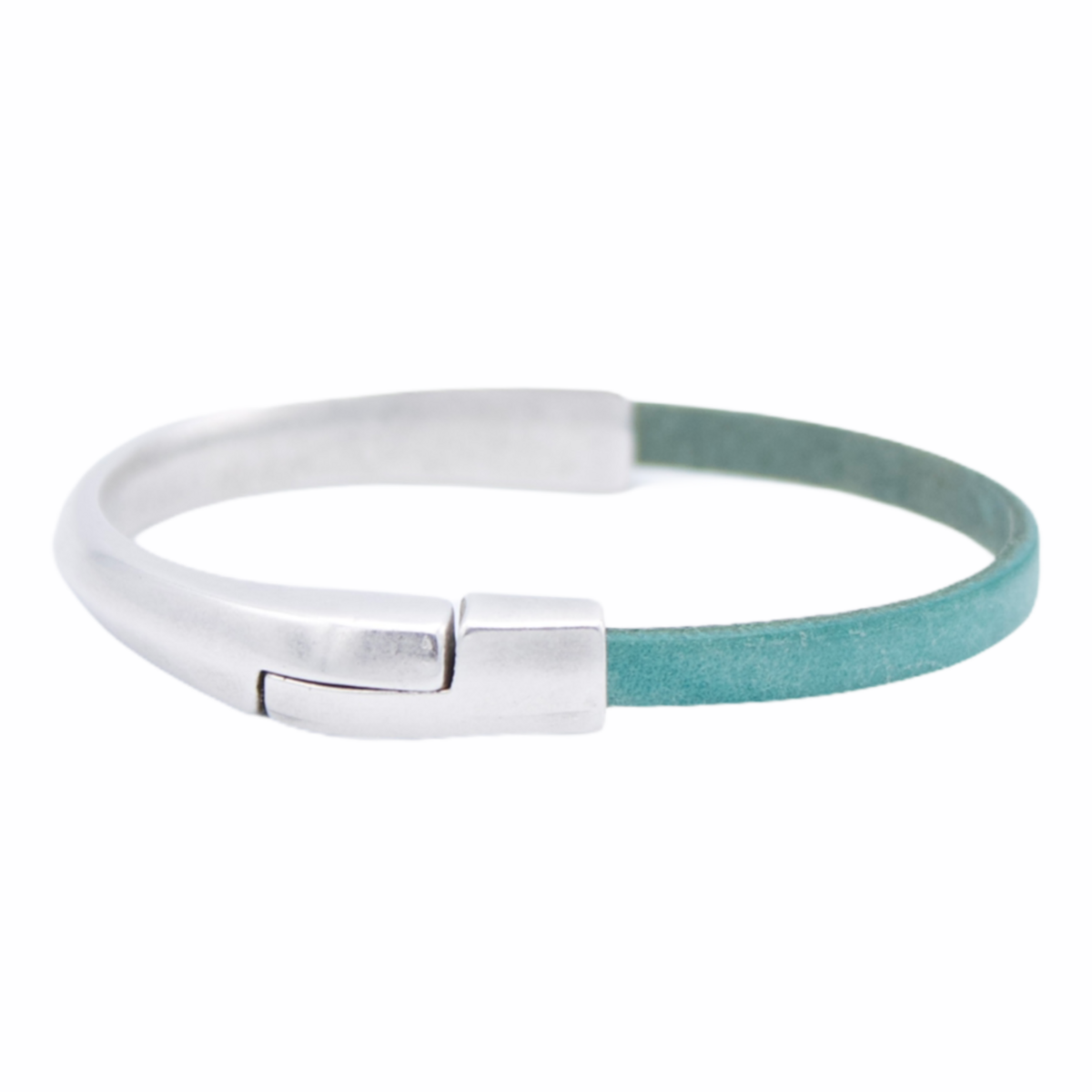 AMACAYACÚ (silver) leather bracelet with magnetic closure
