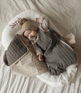 Teddy – weißes personalisiertes Babynest, Fellkokon mit Namen/Aufschrift