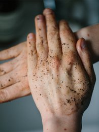 scrub mani al caffè crudo + lavaggio