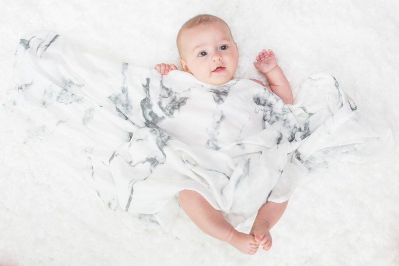 Lulujo swaddle bamboo 120x120 - Marble