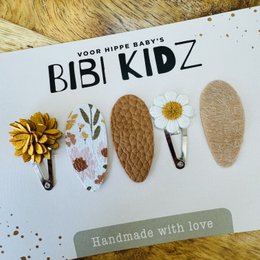  Set of 3 hair clips in assorted sizes, handmade with love. Includes floral, metallic, and natural-toned clips for versatile styling.