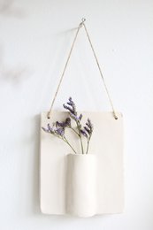 Appendiabiti da parete in ceramica con fiore essiccato