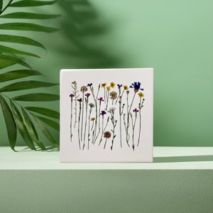 Keramiek tegel droogbloemen