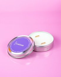 Medium scented soy candles in cotton fragrance, round shape, white color.