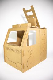 Feuerwehrauto aus Pappe