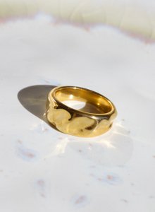 Gehamerde gouden band