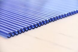 Blue borosilicate glass straws, 25-pack. Reusable, durable, and eco-friendly. Ideal for smoothies, cocktails, and more.