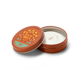 A natural mineral sunscreen in a plastic-free tin, with SPF 30 protection. The sunscreen is made with natural ingredients and is suitable for face and body.
