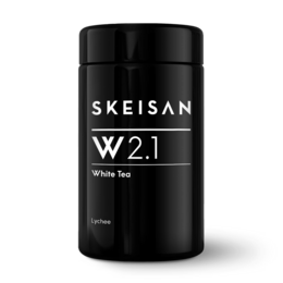 Flavored white tea/green tea blend with petals and lychee taste, packaged in a black container labeled "SKEISAN W 2.1 White Tea".