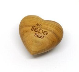 Wooden heart-shaped statue with the German text "Liebe dich" (I love you) engraved on it.