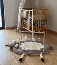 Får - pædagogisk babygym stativ i træ + interaktiv måtte