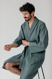 Soft, cozy gray bathrobe made of plush, waffle-knit fabric. Features a shawl collar, long sleeves, and a tie waist for a comfortable, relaxed fit. Available in sizes S-XXL.