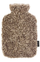  Warm, cozy sheepskin-covered hot water bottle in a neutral beige tone. Ideal for providing comfort and warmth during the colder months.