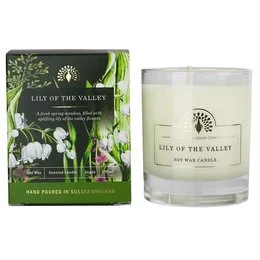 A scented candle with a lily of the valley fragrance, presented in a glass container with a green and white floral design.
The product is a 170g scented candle with a lily of the valley fragrance. The candle is presented in a glass container with a green and white floral design. The candle has a round, tall shape.