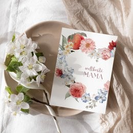 A6 greeting card with floral design and text "Wunderbare Mama" (Wonderful Mom) for Mother's Day. The card is available in three variants: without envelope, with kraft paper envelope, and with pink envelope.
