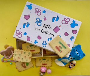 Box of personalized biscuits with the theme "Entre Filles!" Copy