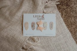  Set of antislip hair clips with feather designs, beige and neutral tones, kids accessories.