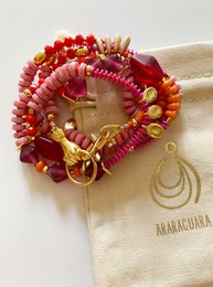 BUENAVENTURA alsidig boho halskæde/armbånd med lyserøde og røde perler