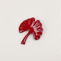 Rot lackierte Gingko-Brosche