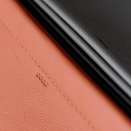 Minimalistische Kulturtasche aus schwarzem Leder mit Magnetverschlusssystem