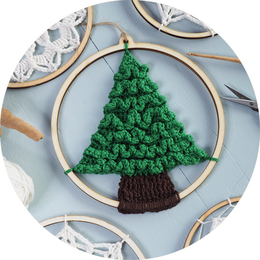 Consiglio per le vacanze di Natale! - Kit fai da te all'uncinetto Albero di Natale in palla di legno