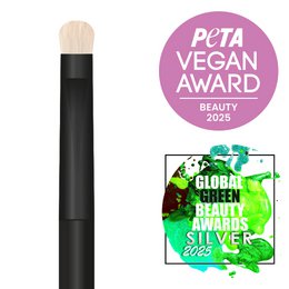  Small high-performance eyeshadow brush with synthetic bionic bristles, made of non-reactive aluminum for a precise and controlled eyeshadow application.