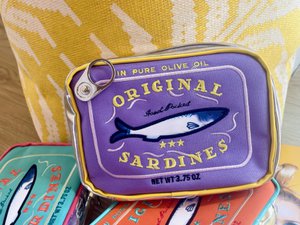Toilet bag sardines in Lilac can