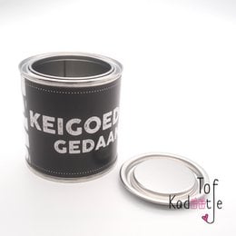 A round, silver-colored metal gift tin with the text "KEIGOED GEDAN" printed on the side. The tin has a removable lid.