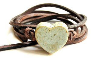 Bracelet leather lace with an antique green heart