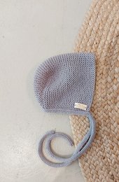 Gray knitted bonnet hat for babies, made of soft merino wool, with a cozy and warm design.