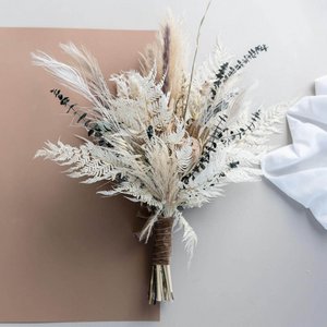 White Boho: bruidsboeket van droogbloemen in beige en wit