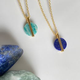Gold plated necklace with various gemstone charms including rhodonite, quartz crystal, lapis lazuli, calcédoine jaune, amazonite, onyx vert, and onyx noir.