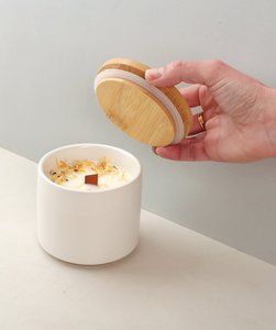 WITTE KERAMISCHE KAARSENPOT + BAMBOE DEKSEL D10 * H8,9 CM