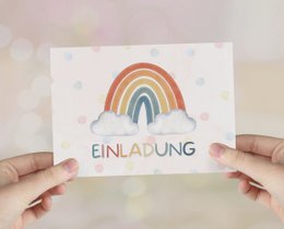 Regenboog uitnodigingskaart kinderfeestje of uitnodiging voor doop, communie, vormsel of jeugdwijding om de envelop in te vullen